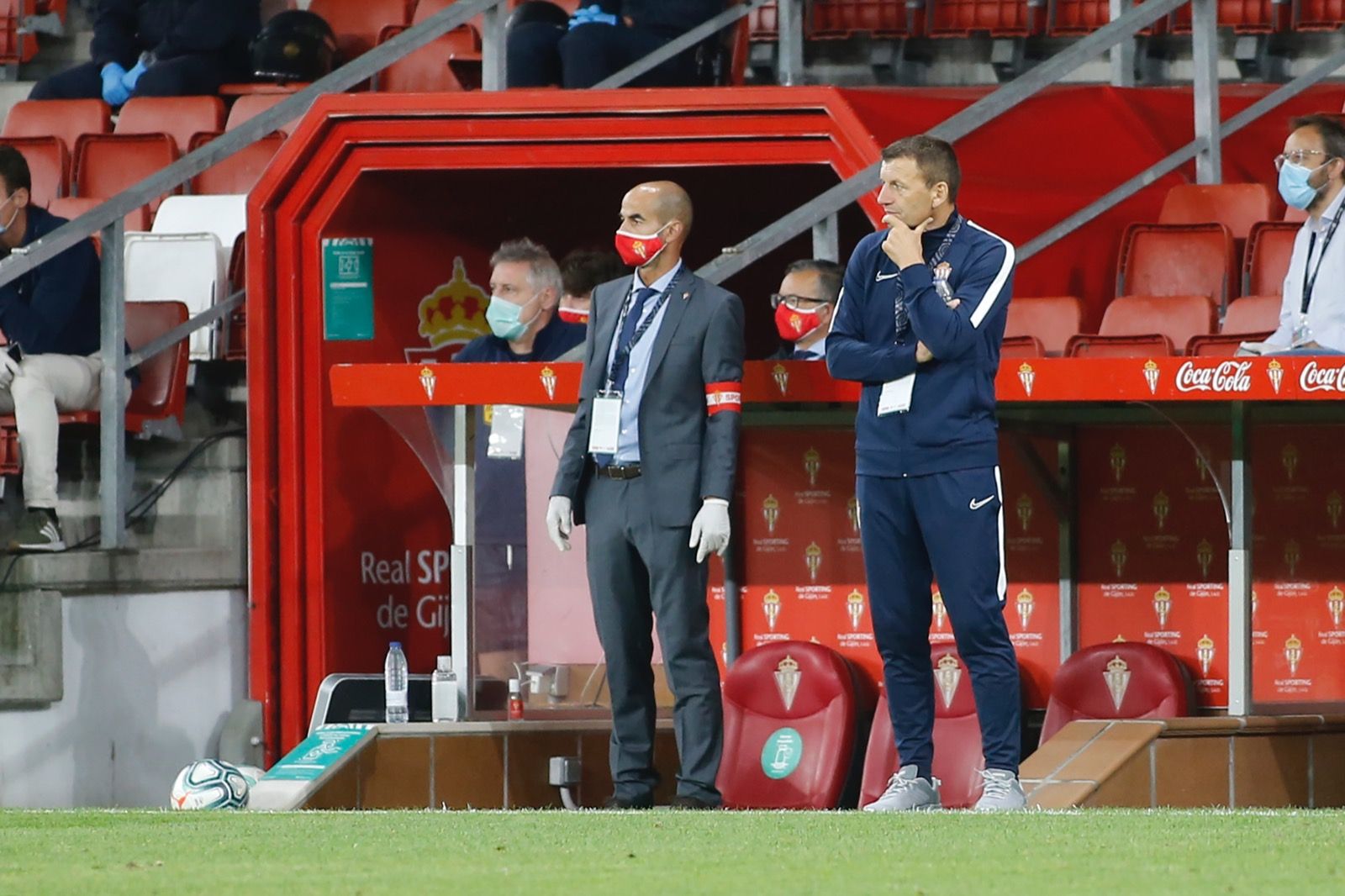  Miroslav Djukic observa el derbi asturiano desde la zona técnica.