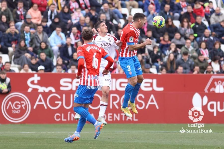  Cote en una disputa con un rival en el partido del Sporting en el Carlos Belmonte.
