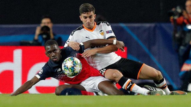 Ferran Torres pelea contra Soumaré