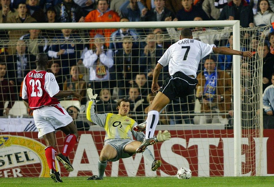  Carew le marca al Arsenal en Mestalla.
