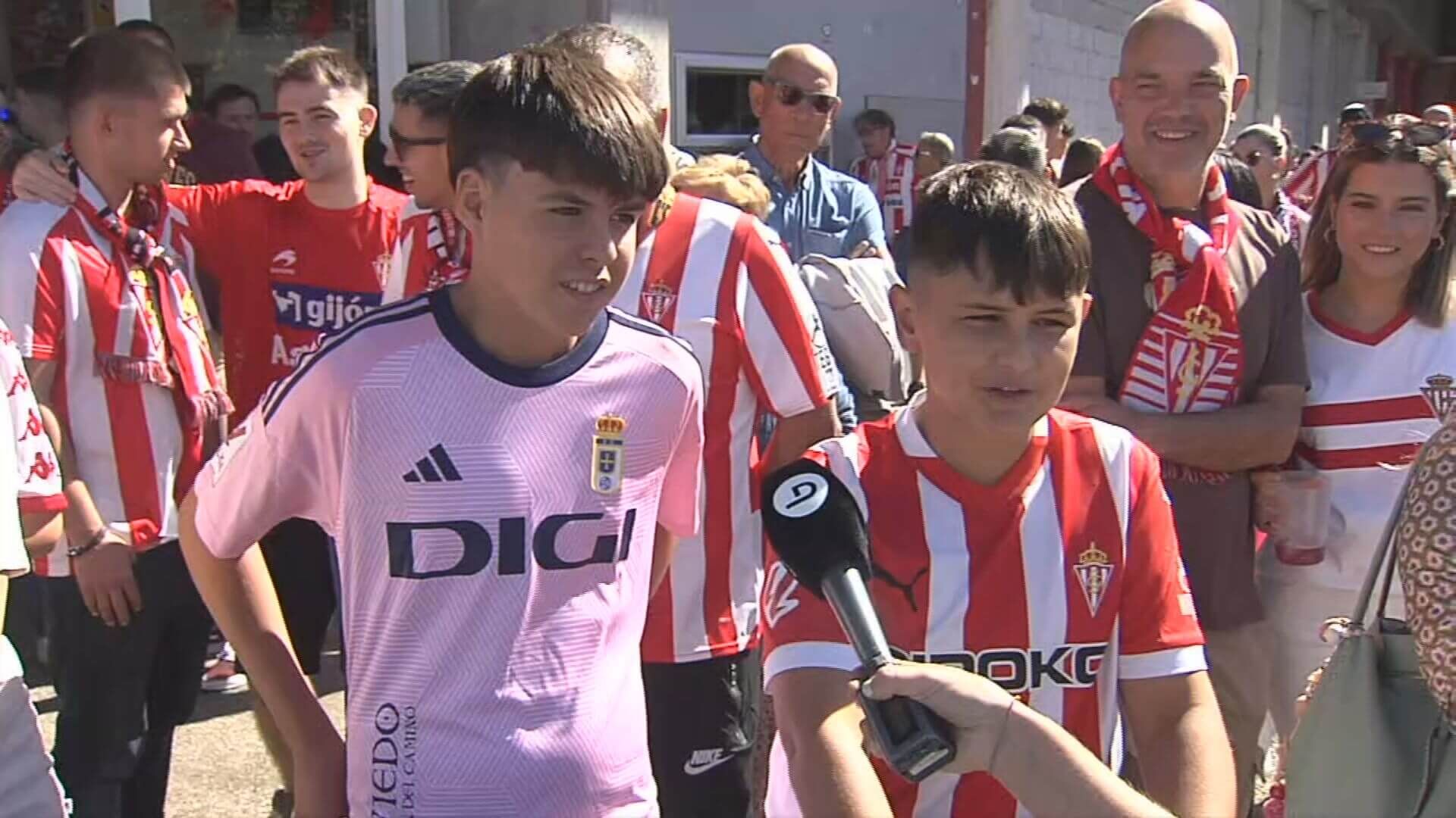  El compadreo entre aficionados del Oviedo y del Sporting (Fuente: ElDesmarque)