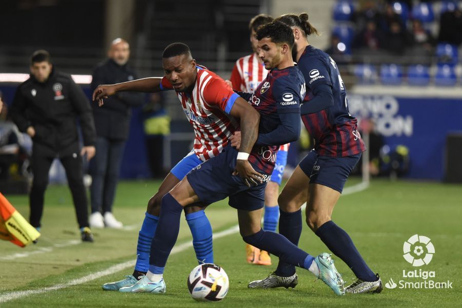 Juan Otero lucha un balón durante el Huesca-Sporting.