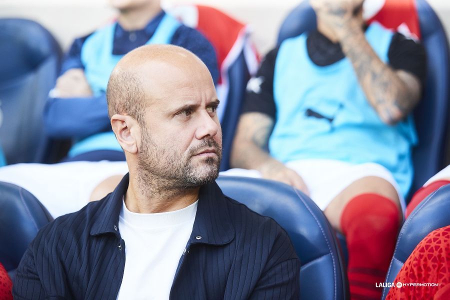 Miguel Ángel Ramírez, sentado en el banquillo.