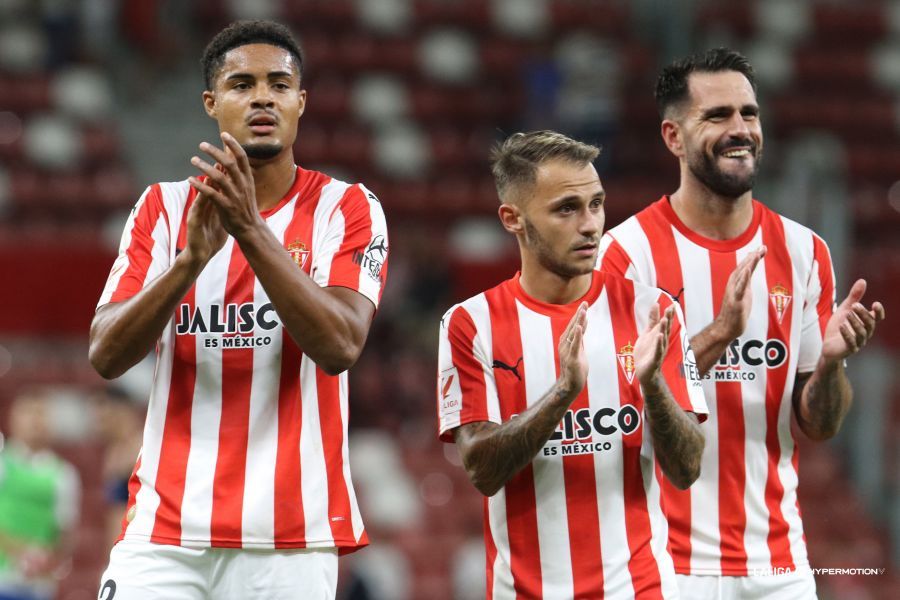  Los jugadores del Sporting aplauden a su afición tras derrotar al Tenerife.