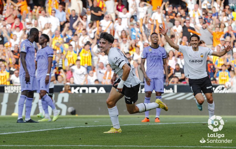 Diego López celebra su gol al Real Madrid en Mestalla.