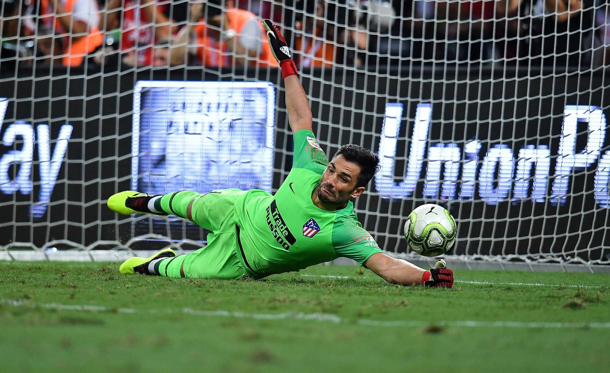  Adán para tres penaltis en su debut con el Atlético