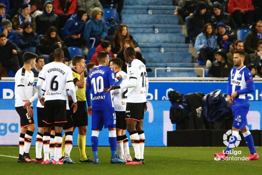  Los jugadores protestan ante Gil Manzano Alavés-Valencia