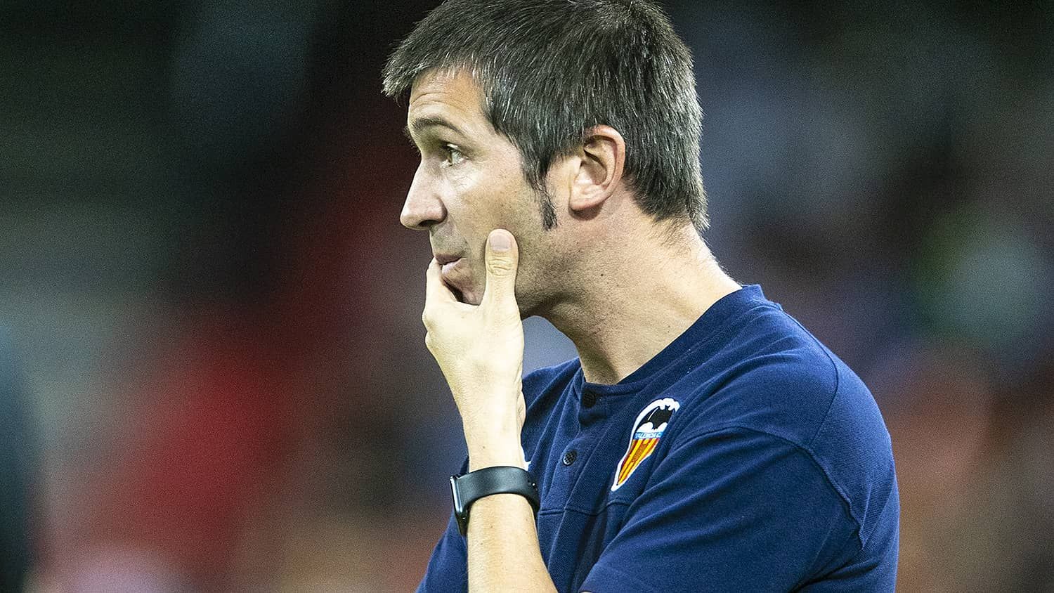  Albert Celades observa el partido desde la banda.