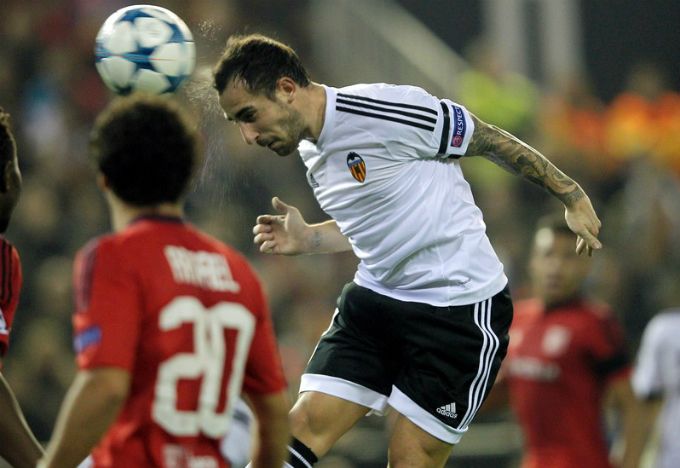 Alcácer remata de cabeza un centro de Gayà.