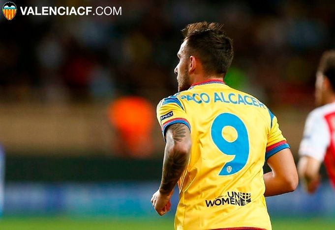 Paco Alcácer durante un partido con el Valencia CF.