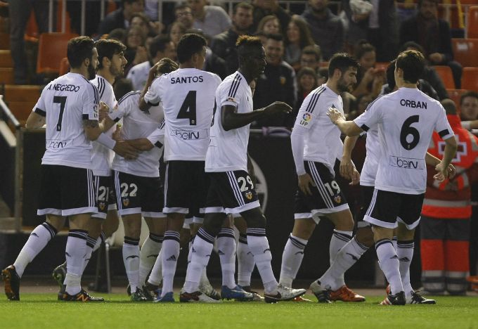 Los jugadores se abrazan tras el 1-0 de Santi Mina.