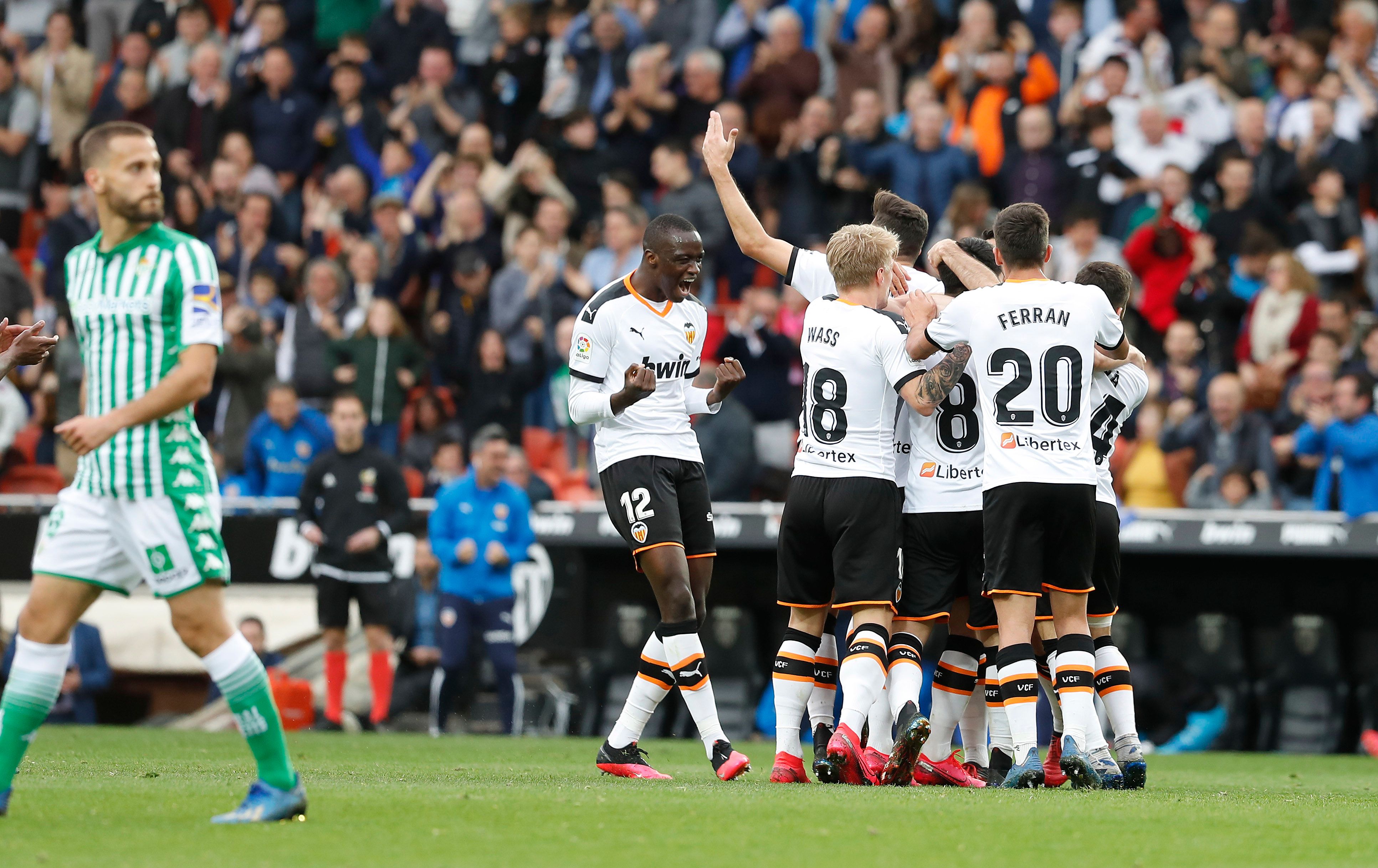 Ferran celebra el gol de Gameiro junto a sus compañeros