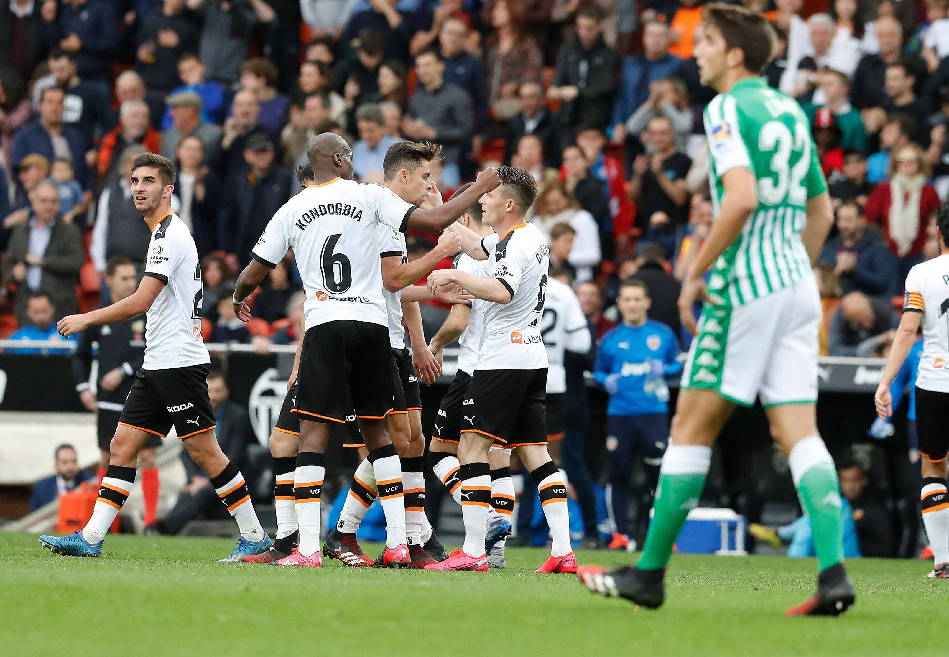  El Valencia celebra el gol de Gameiro contra el Betis.