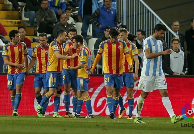 Los jugadores se abrazan tras el primer gol.