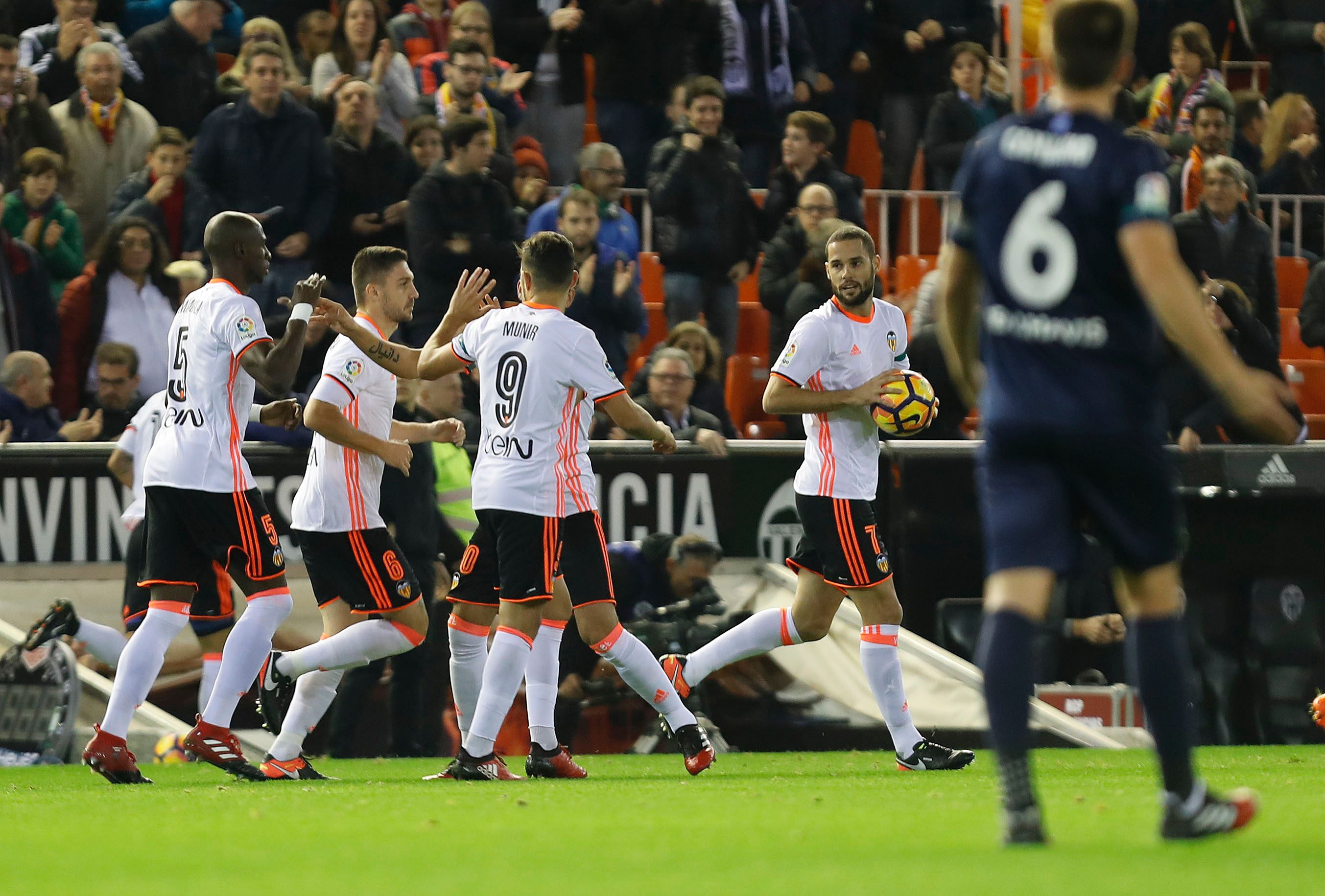 Los jugadores del Valencia CF celebran el primer gol.