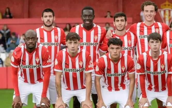 Amadou, en el centro de la imagen, en un partido con el Sporting Atlético.