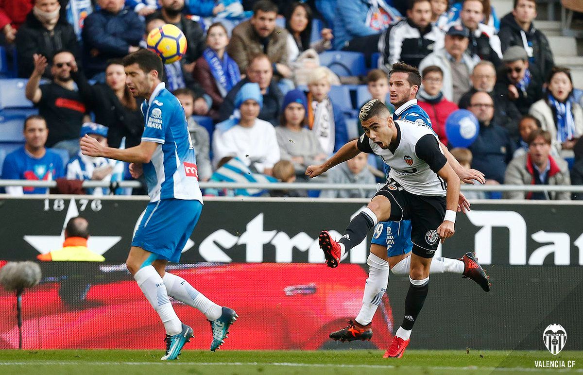 El Valencia recibió su propia medicina en Cornellà pero supo rehacerse.
