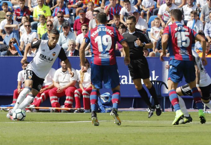 El Levante - Valencia, un partido jugado de poder a poder.