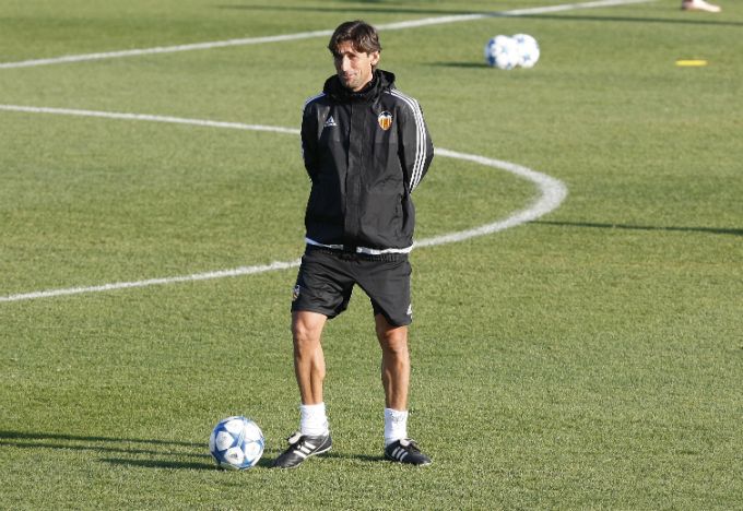 Angulo es la mano derecha de Gary Neville.