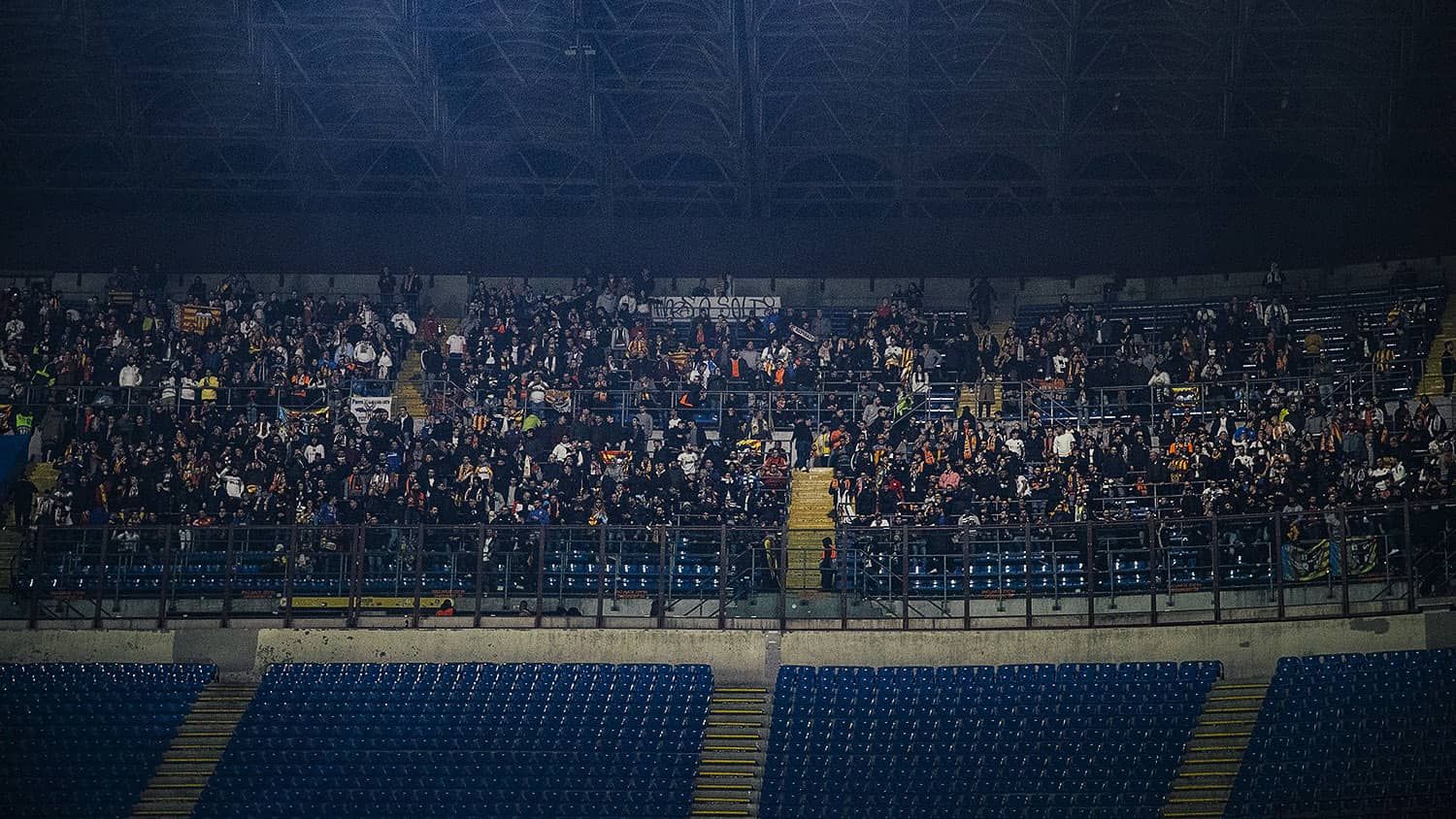  Afición del Valencia CF en Milán el día que el COVID se propagó