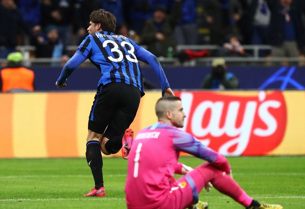  Polémica: Hateboer celebra uno de sus goles en el Atalanta-Valenica