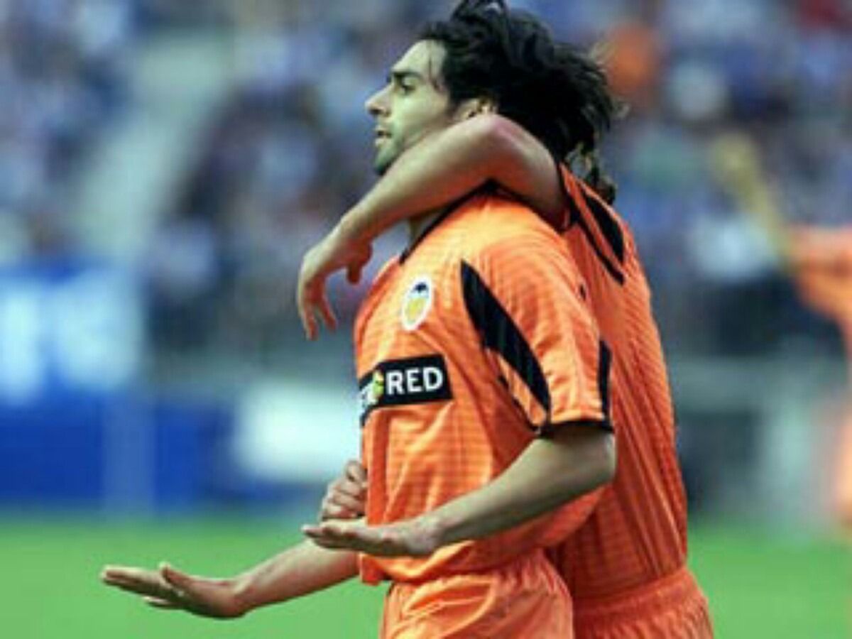 Ayala celebra el gol que le dio una Liga al Valencia en Málaga.