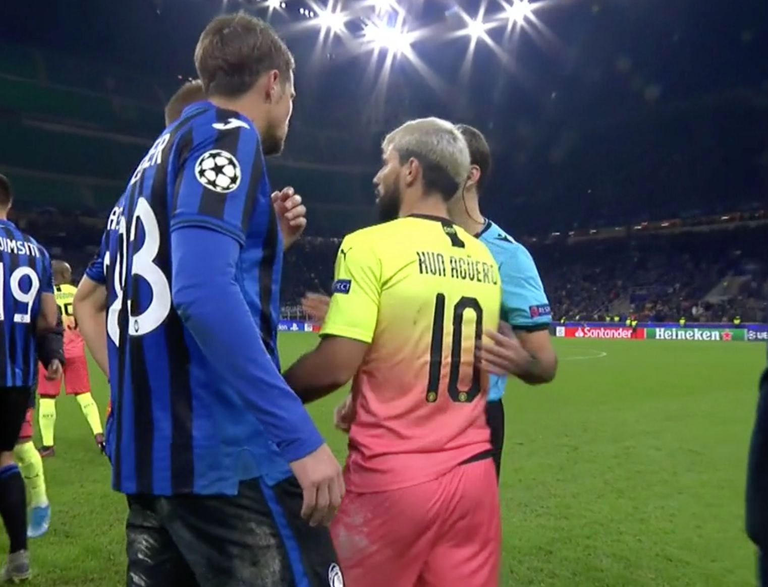  Los jugadores del Atalanta tras jugar contra el Manchester City.