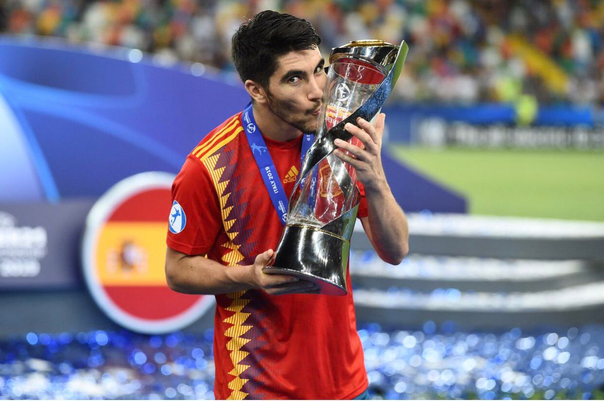  Carlos Soler besa la copa