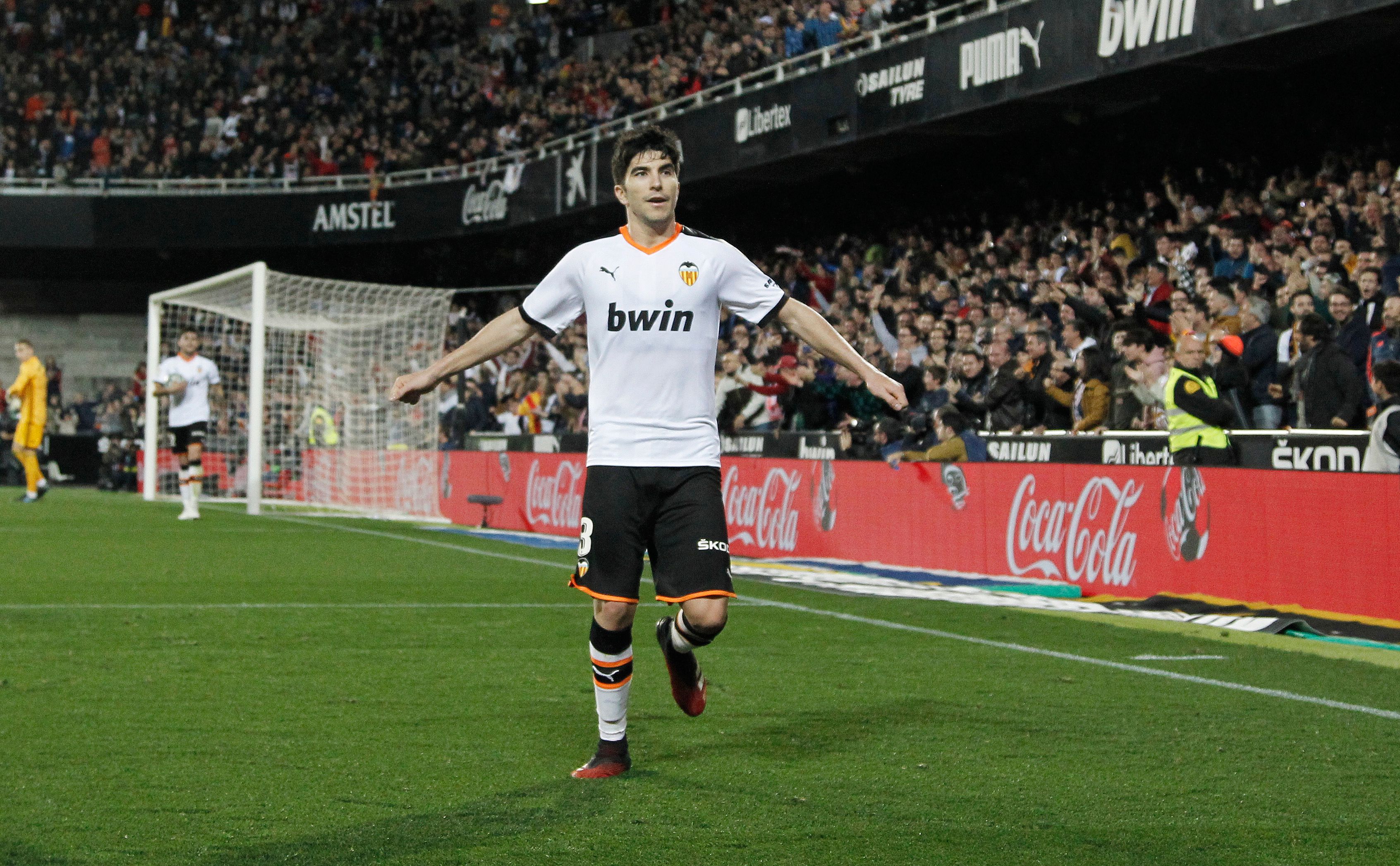  Carlos Soler celebra uno de los goles del Valencia CF esta temporada.