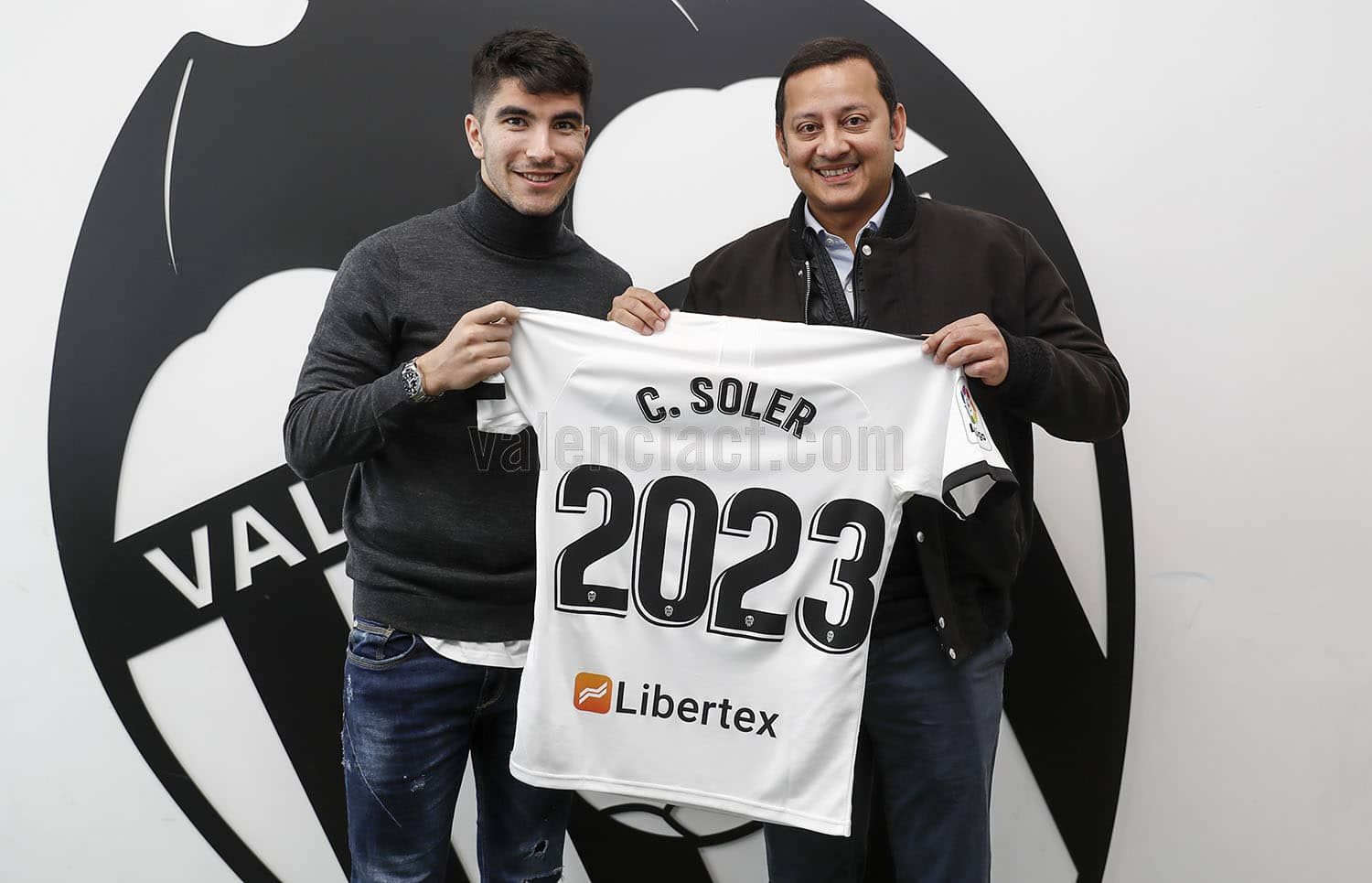  Carlos Soler renueva con el Valencia hasta 2023.