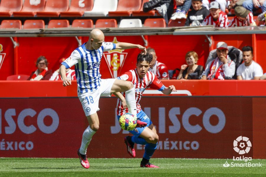  Nacho Martín pugna con Guridi en el Sporting-Alavés.