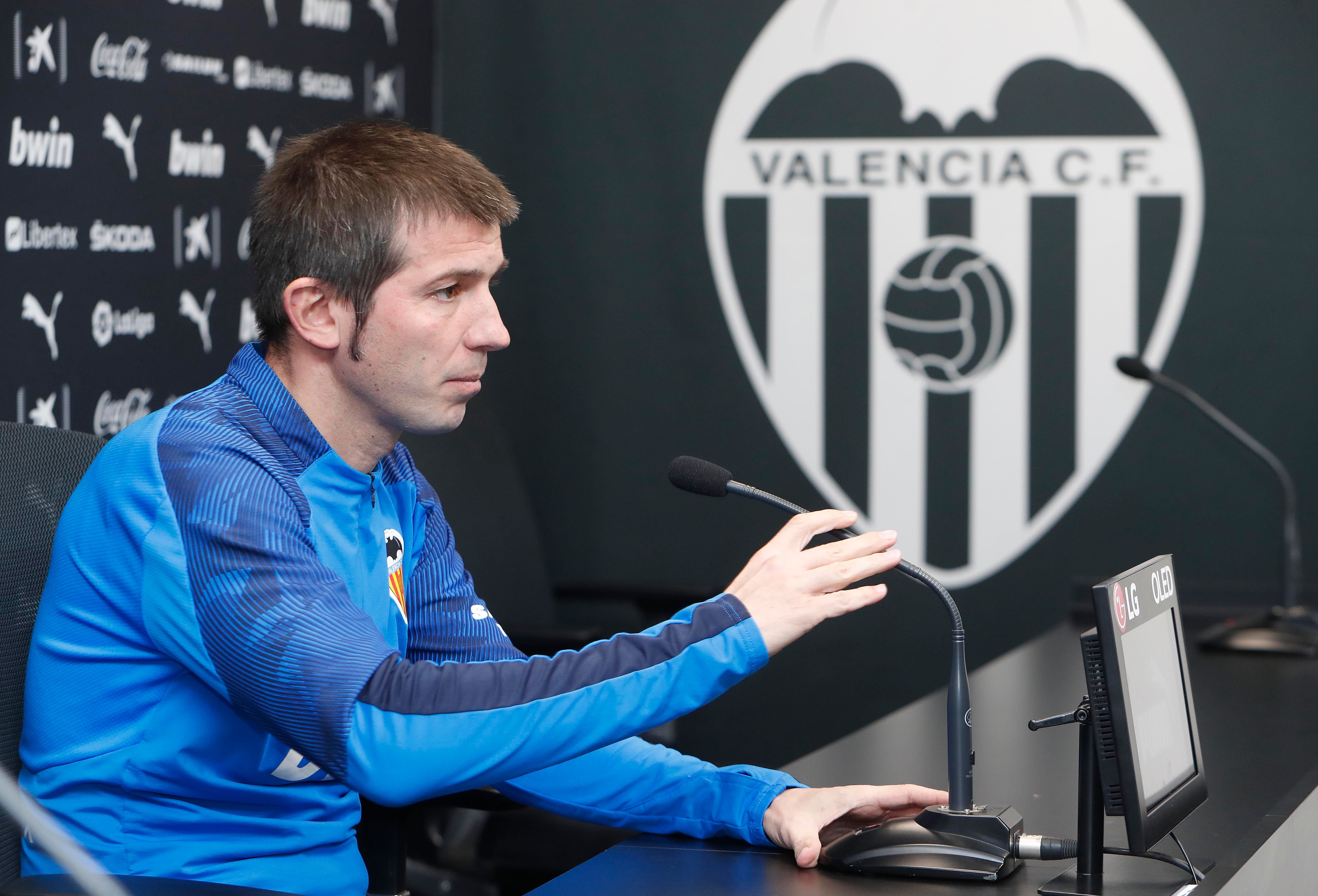  Albert Celades en la sala de prensa de la Ciudad Deportiva de Paterna.