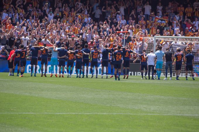  El Valencia celebra la Champions en Mestalla.