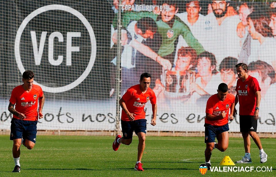 Chema Sanz, a la derecha, observa a Mina, Orellana y Bakkali.