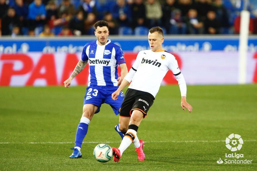  Denis Cheryshev durante el partido entre el Alavés y el Valencia.
