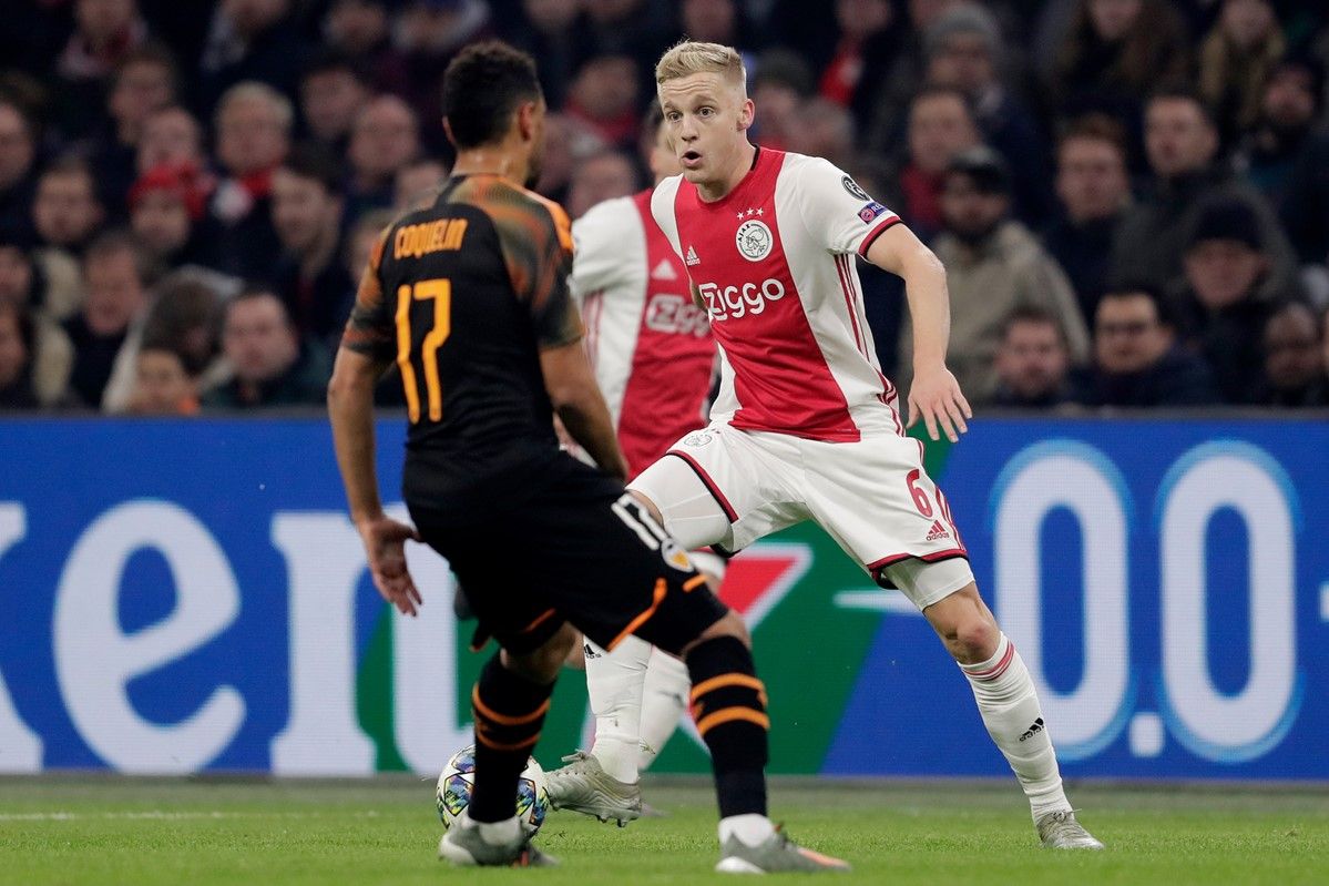 Coquelin ante Van de Beek en el Ajax-Valencia
