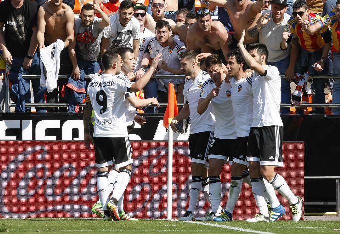 Los jugadores del Valencia y la afición felicitan a Parejo por el 1-0.
