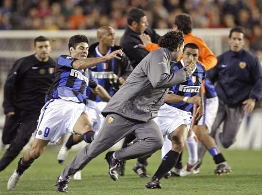 David Navarro en la tangana con el Inter en octavos.