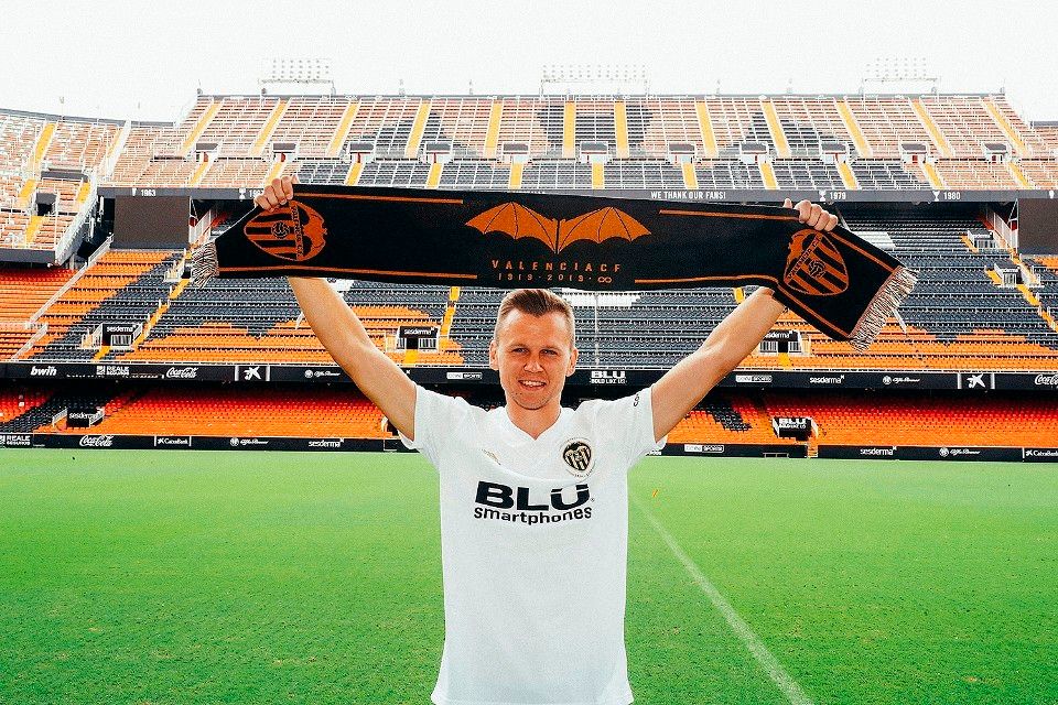  Denis Cheryshev posa con una bufanda en Mestalla.