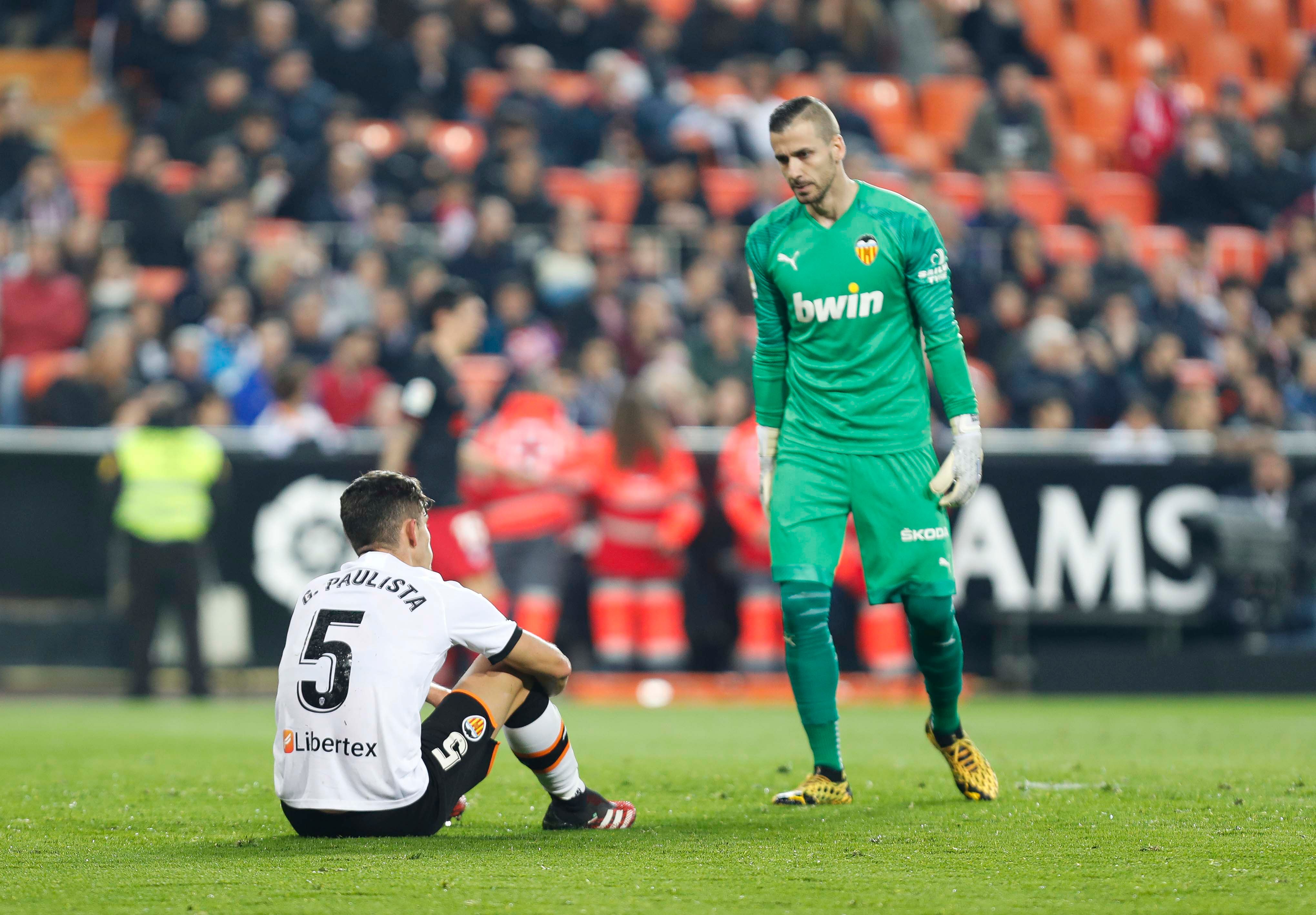  Maxi Gómez y Gabriel Paulista son baja por sanción para el Real Sociedad-Valencia.