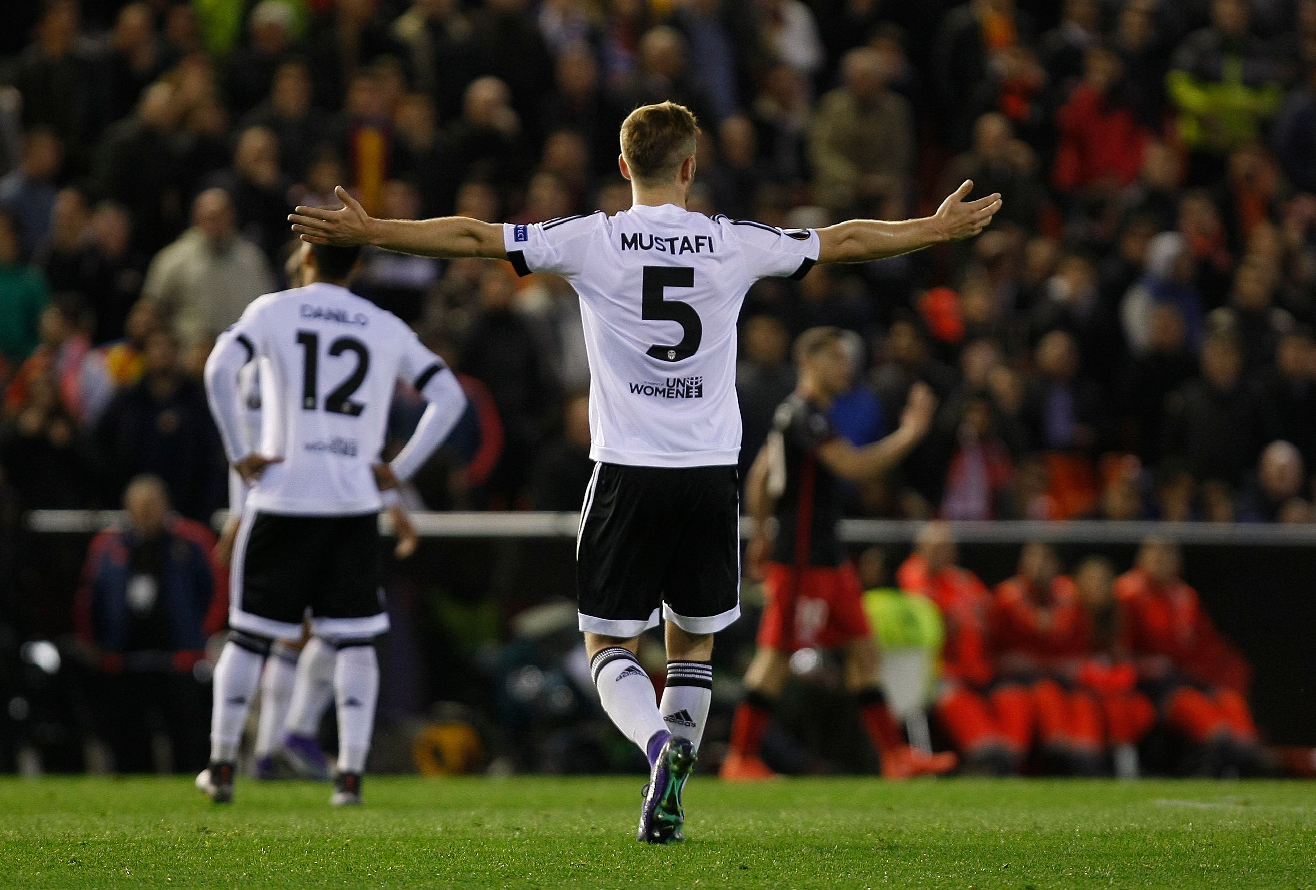 Mustafi da órdenes durante el Valencia CF-Athletic