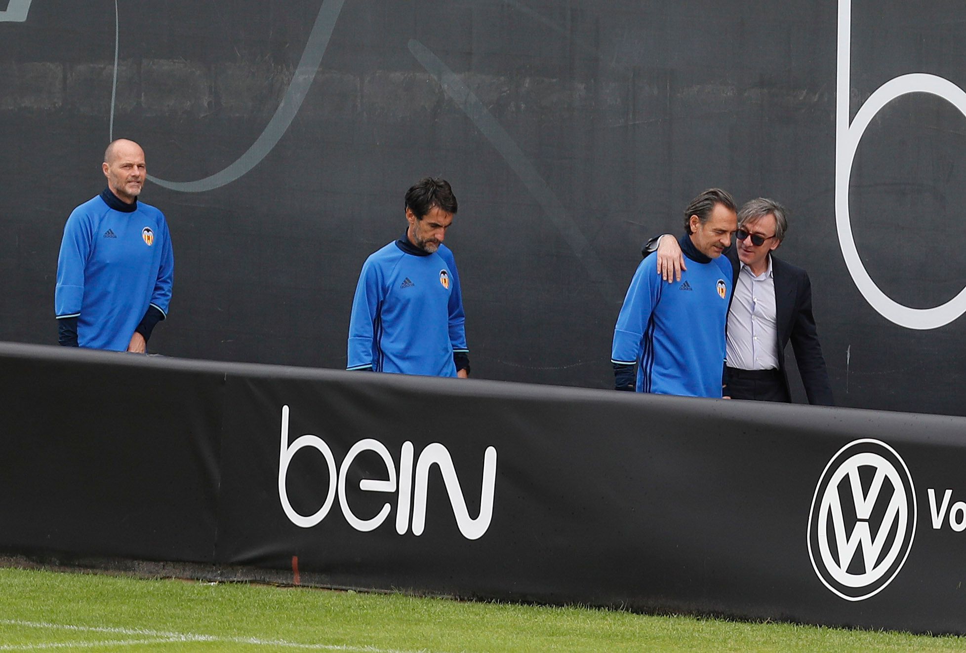 Suso parece consolar a Prandelli ¿Le habrá prometido que le completará la plantilla?