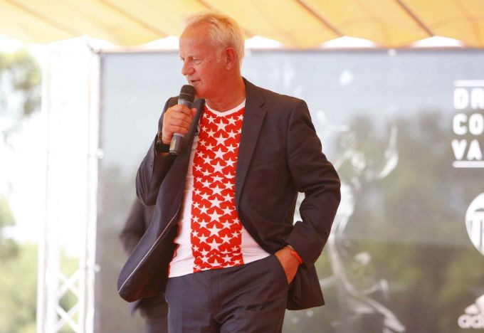 Draper bromea poniéndose la camiseta falsa que filtraron.