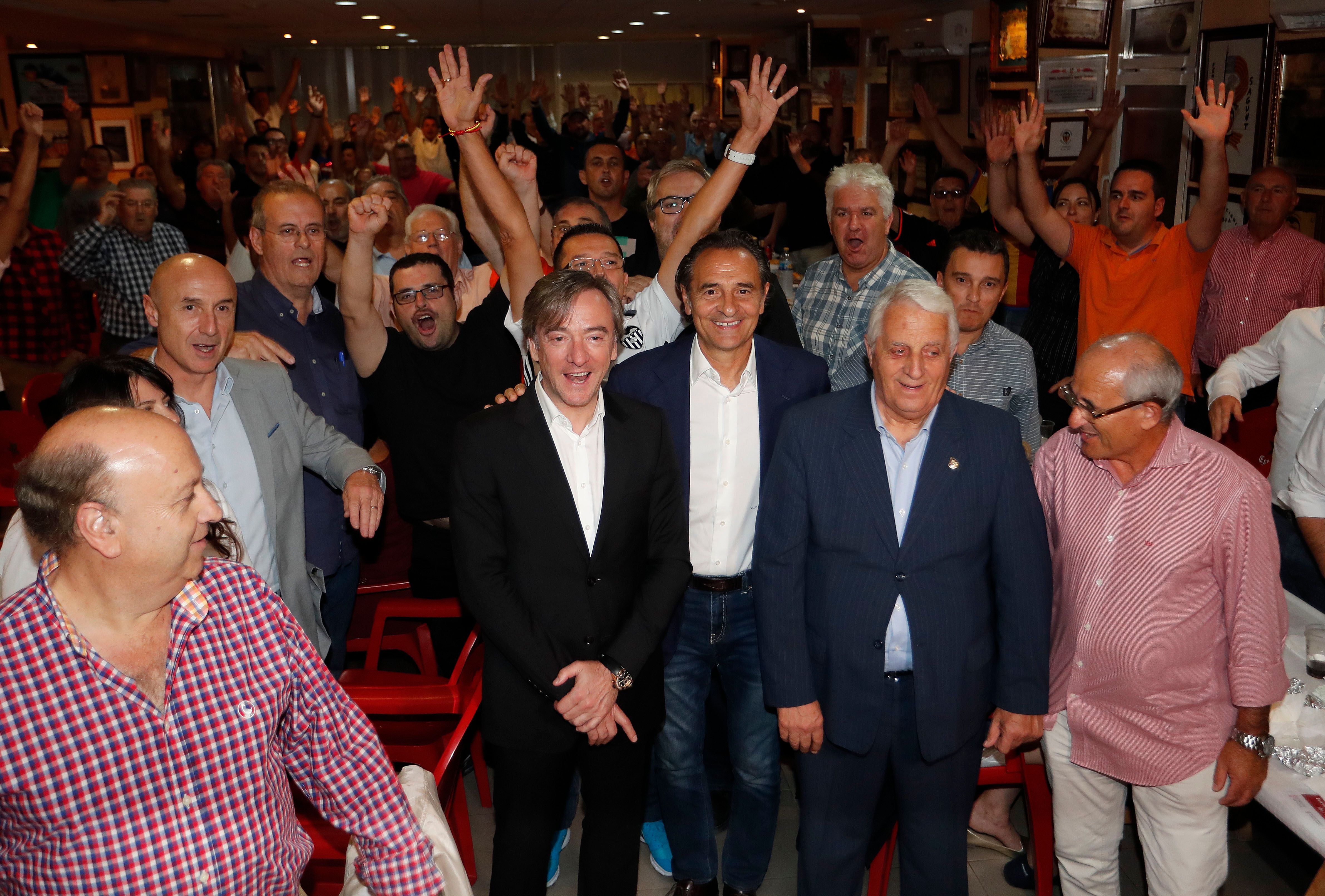 Prandelli sonriente en uno de sus últimos actos públicos junto a Suso García Pitarch.