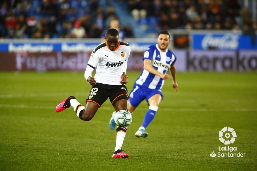  Diakhaby despeja el balón ante la mirada de Lucas Pérez.