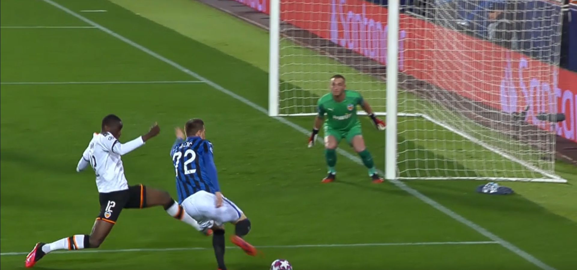  Diakhaby comete penalti sobre Ilicic en el Valencia CF - Atalanta.