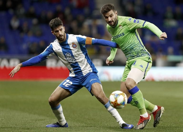  Dídac Vila, uno de los fichajes que pretendió el Valencia CF y Barragán disputan el esférico