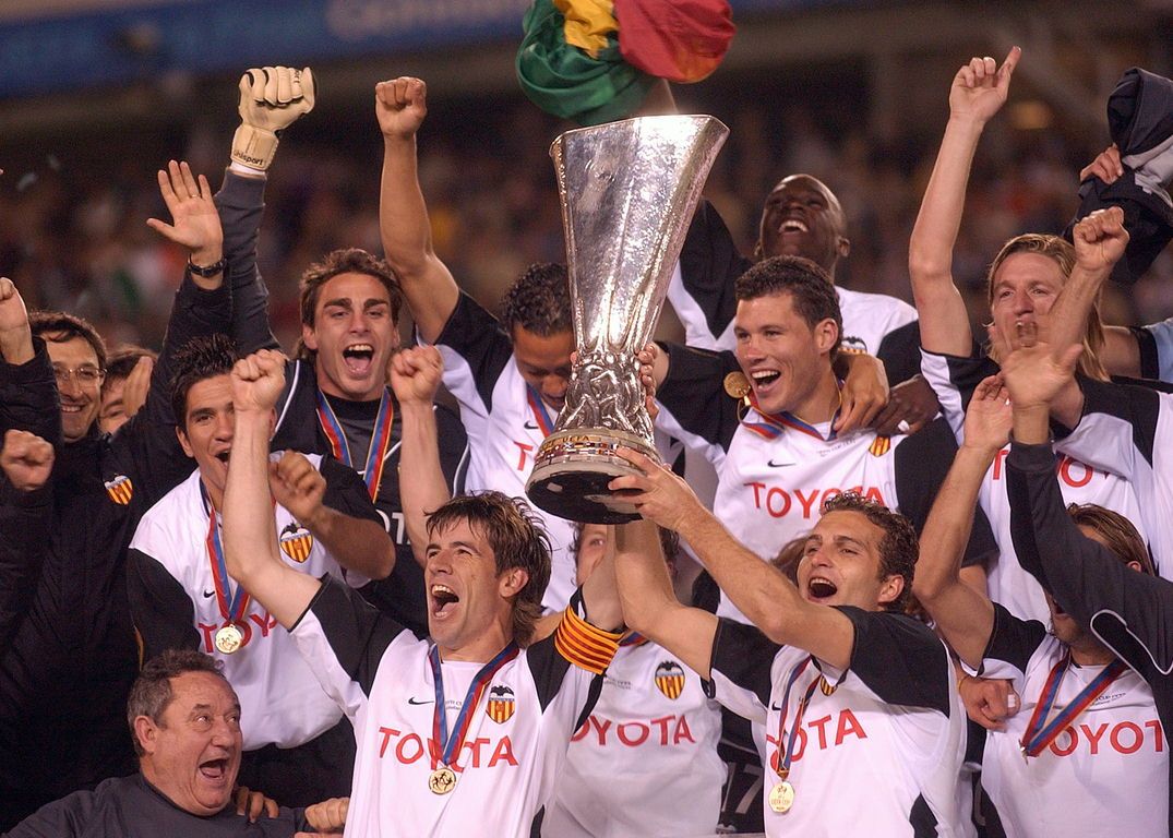 El Valencia CF celebra el título de UEFA conseguido el año del doblete.