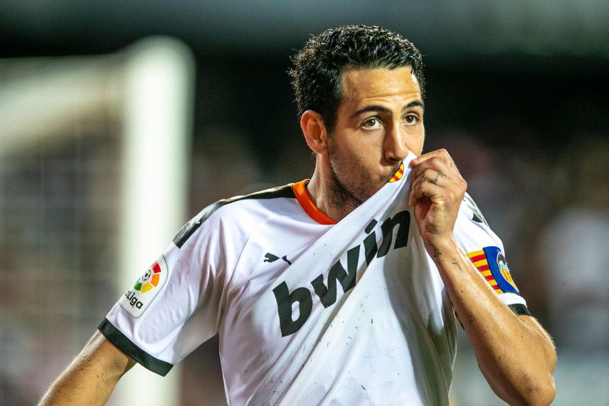 Dani Parejo se besa el escudo tras marcar ante el Alavés