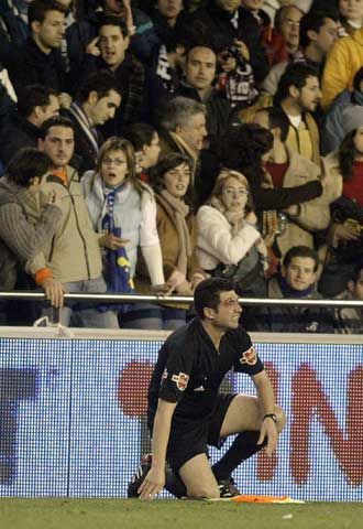  El asistente Vicente Egido, herido tras recibir el monedazo que propició la puerta cerrada en Mest
